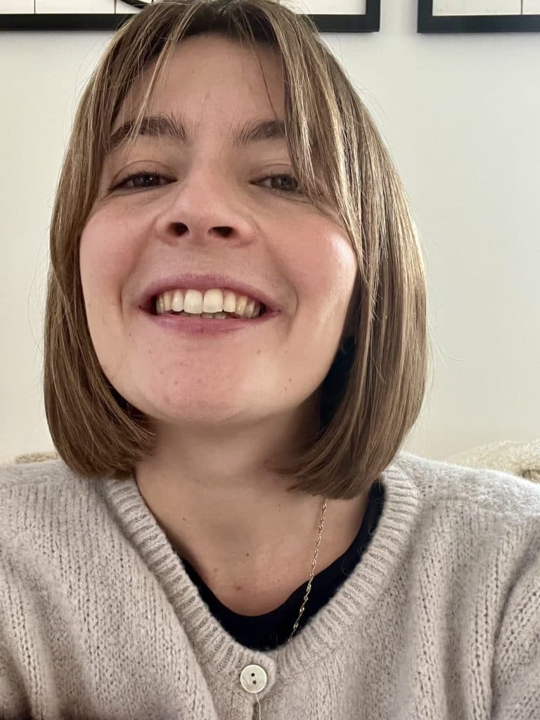 Portrait de Célia De Clerck, kinésithérapeute spécialisée en neurologie